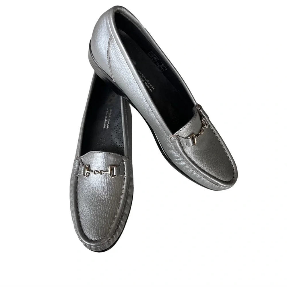 SAS Women's METALLIC SILVER LOAFERS Size GREAT WORK SHOE MADE FOR COMFORT